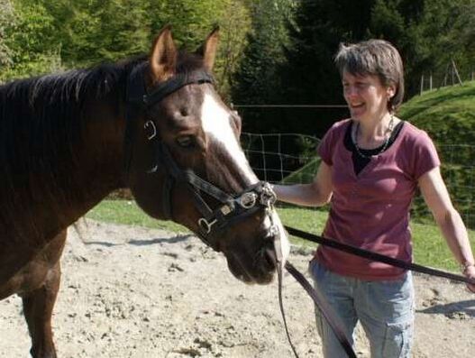Franziska übt mit Dundee auf dem Sandplatz